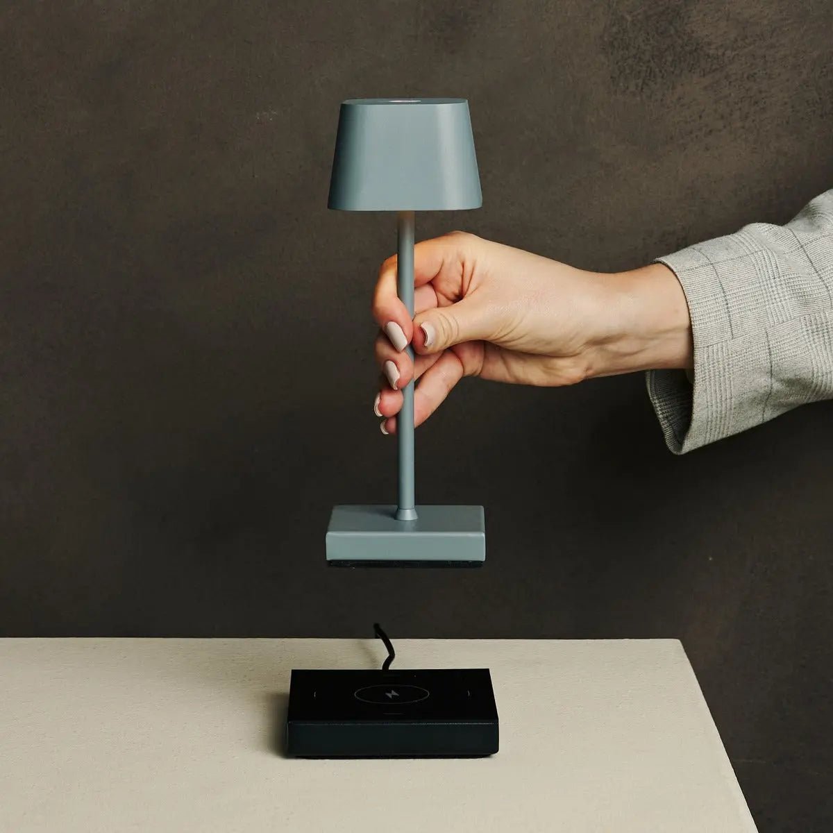 Sarphati Mini Mouse Grey Cordsless Table Lamp Perfection pour l'industrie hôtelière - Rechargeable sans fil via Station de charge, lampe dimmable et 3 modes légers