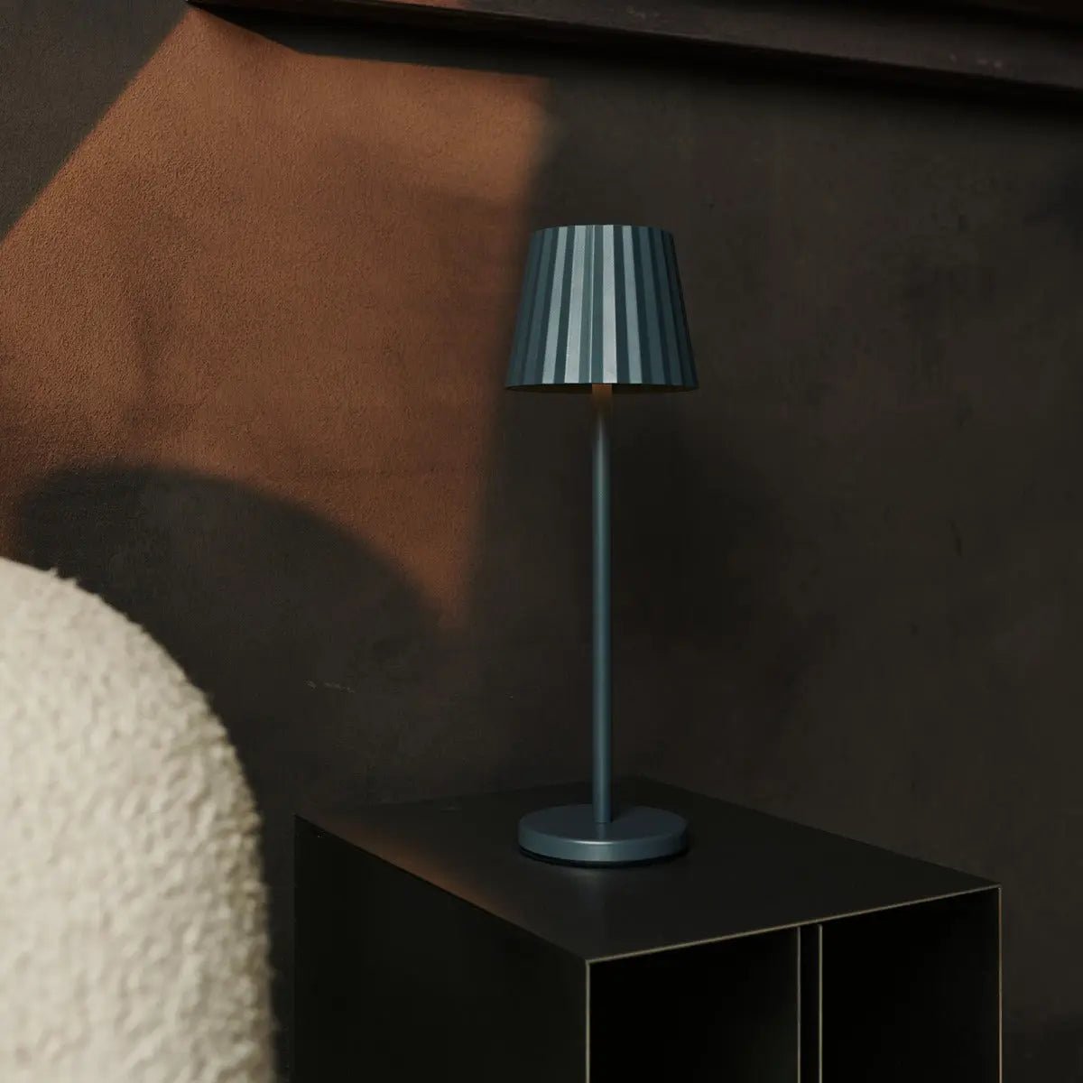 Combi Set Professional - 8 x Maya Stone Grey Grey Rechargeable Table Lampes et 1 x Station centrale Station de charge sans fil avec Qi-Technology - Perfect pour les restaurants, l'hospitalité et les hôtels