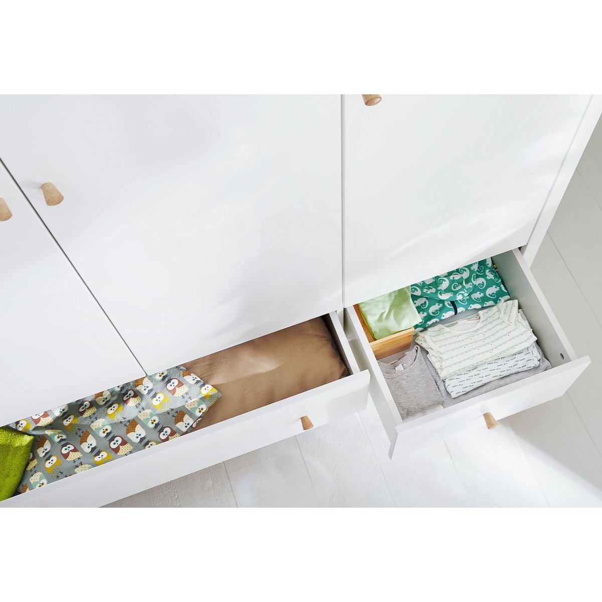 Nursery 'Pan' extra large large
3 parties : lit bébé, meuble à langer extra large, grande penderie