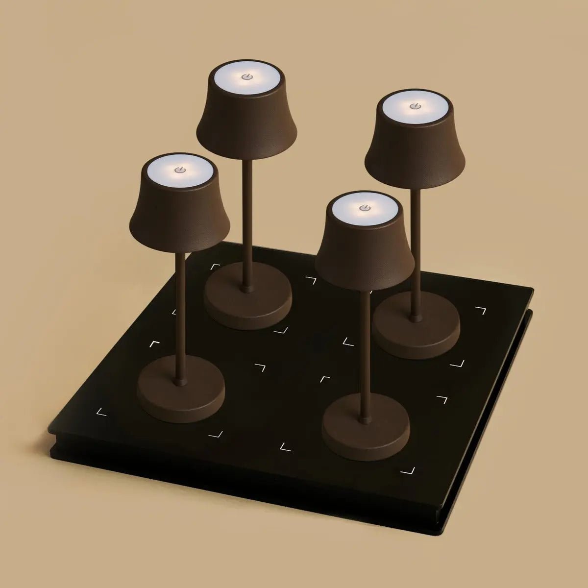 Combi set professionnel - 4 x de pijp mini moka marron marron lampes de table rechargeables et 1 x poste de charge sans fil Amstel avec Qi-Technology - parfait pour les restaurants, l'hospitalité et les hôtels