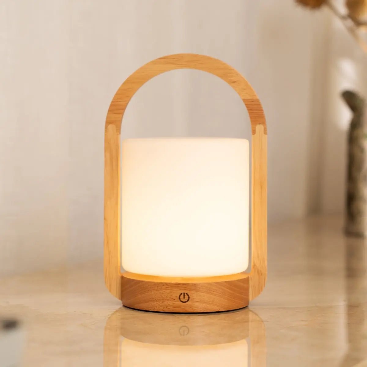 Lampe rechargeable en bois brun clair George combinée avec du verre givré et une poignée