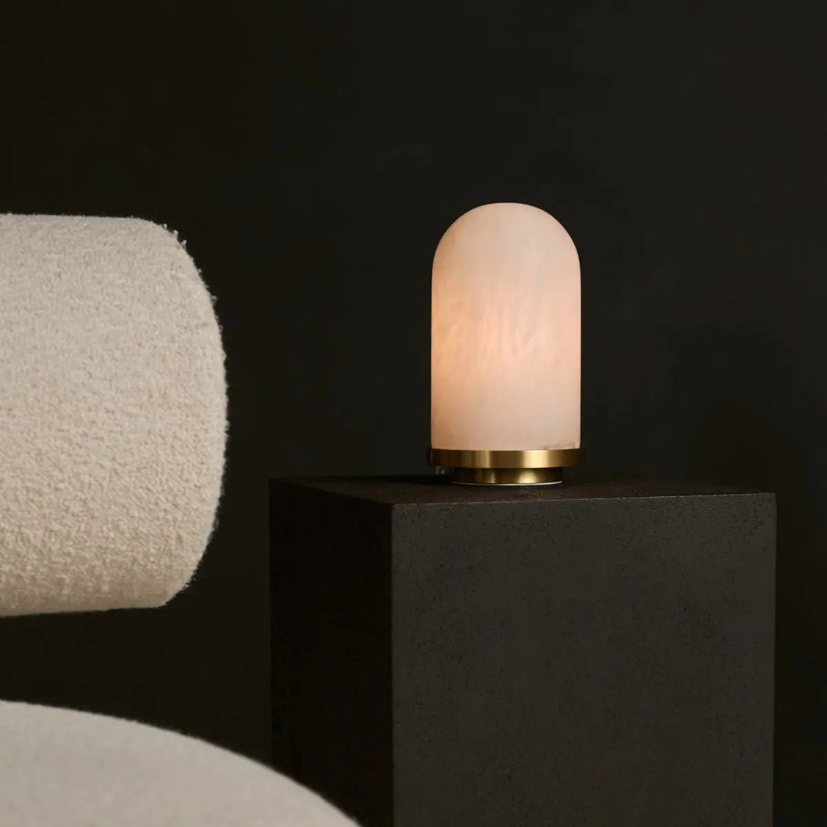 Lampe élégante en albâtre Mateo avec fond doré - Design élégant
