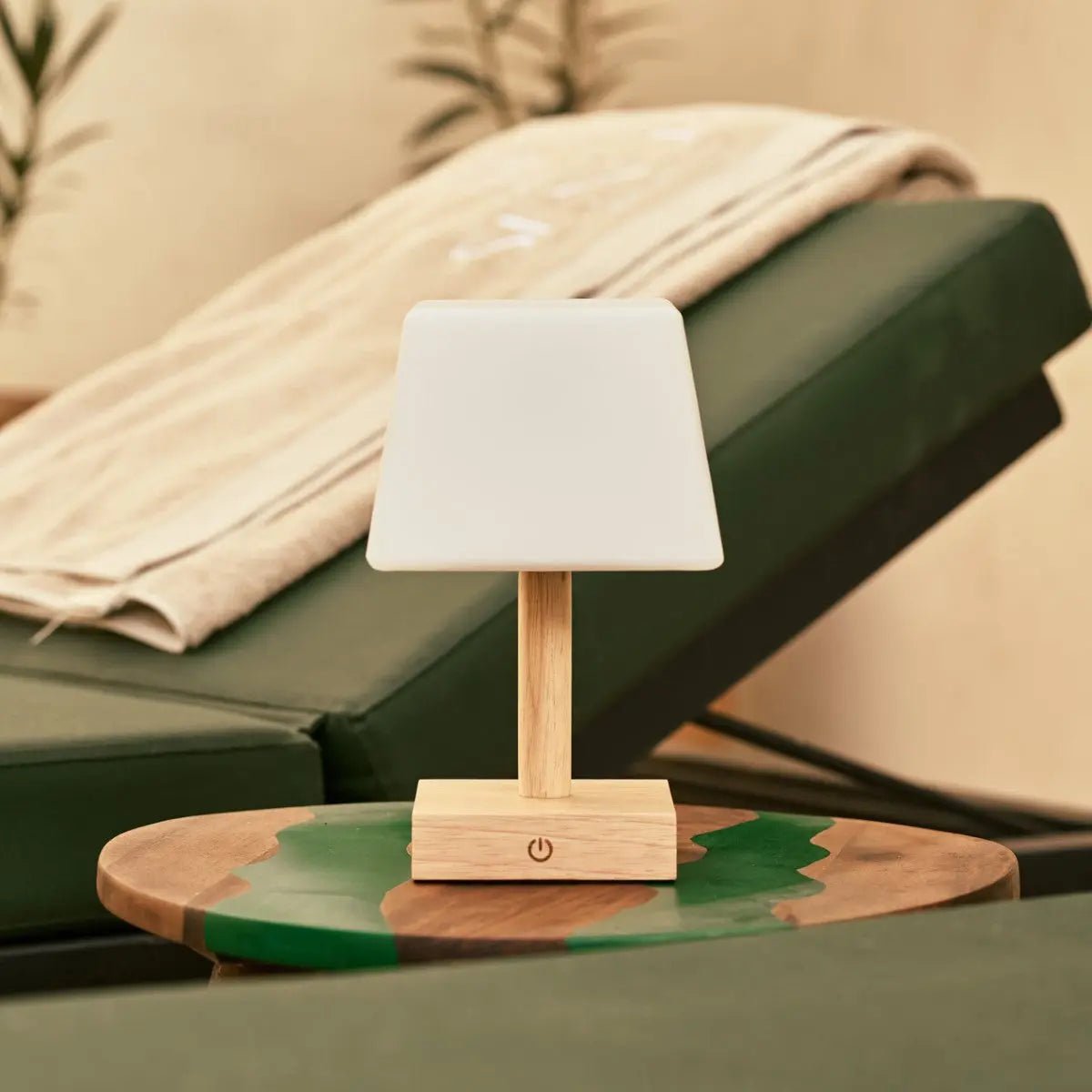 Tommy Brown Brown Wood Table Lampe avec verre - lampe rechargeable et dimmable, éclairage sans fil