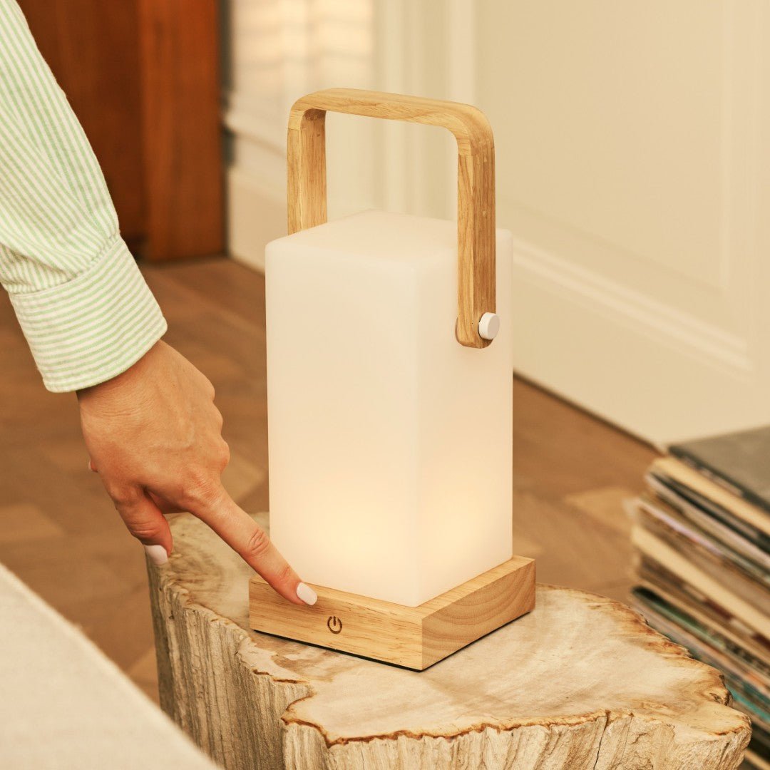 Lampe en bois marron clair Harper – Lampe de table rechargeable sans fil avec poignée