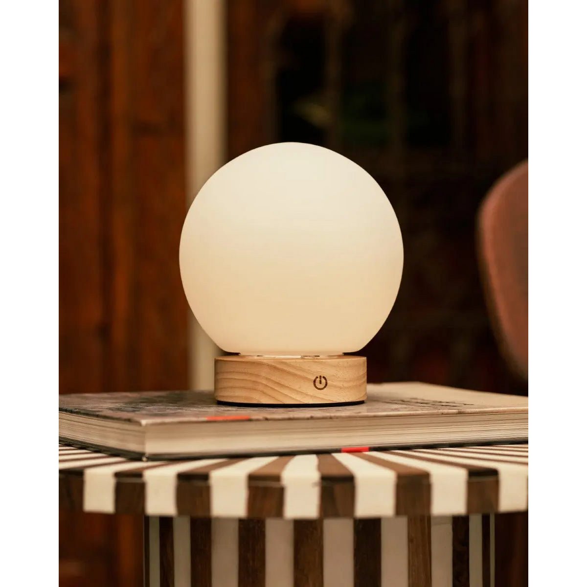 Lampe en bois brun clair avec une ampoule en verre - Light sans fil rechargeable et dimmable