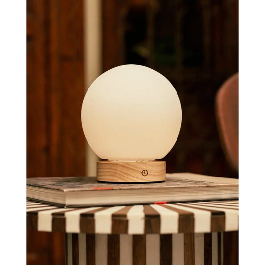 Lampe en bois brun clair avec une ampoule en verre - Light sans fil rechargeable et dimmable