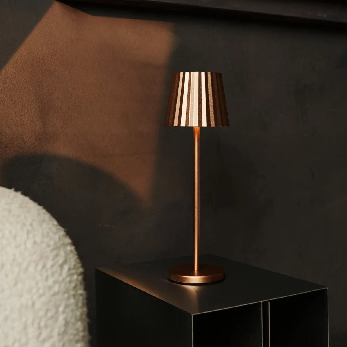 Lampe à table côtelée en cuivre maya en fer - lampe dimmable et 3 modes lumineux, rechargeable via la station de charge sans fil