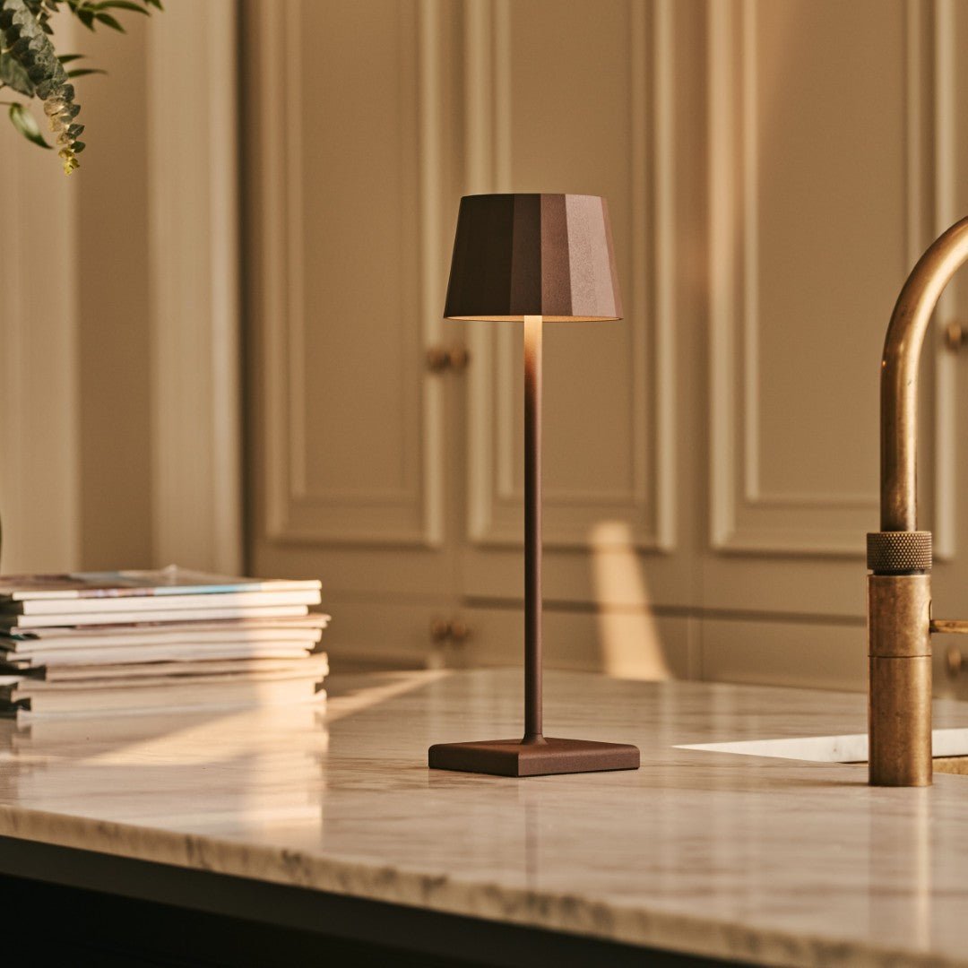 Combi set professionnel - 4 x wouter moka marron les lampes de table rechargeables et 1 x poste de charge sans fil Amstel avec Qi-Technology - parfait pour les restaurants, l'hospitalité et les hôtels