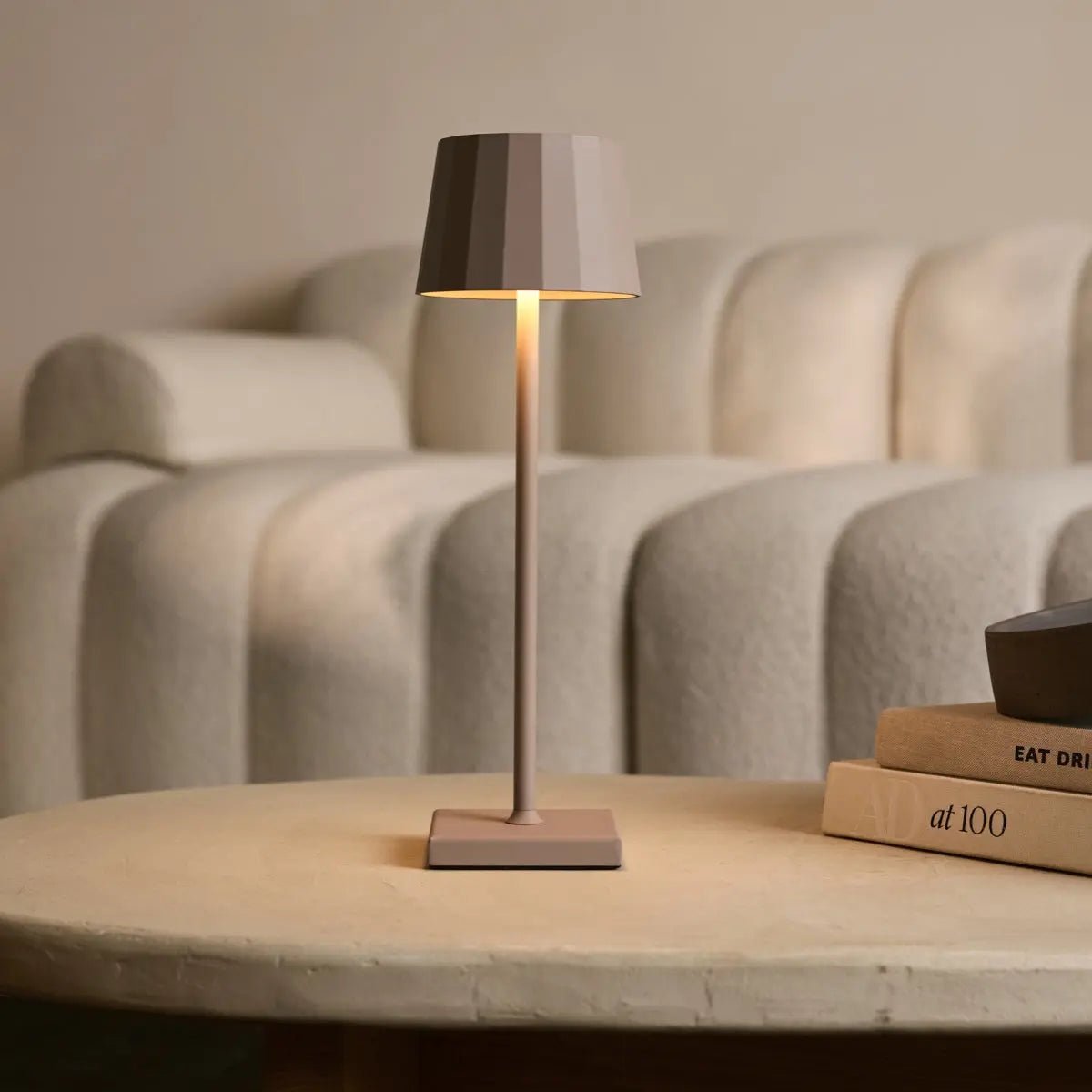 Lampe de table rechargeable en fer William Koala Brown – Intensité variable, chargement USB-C, autonomie de 120 heures