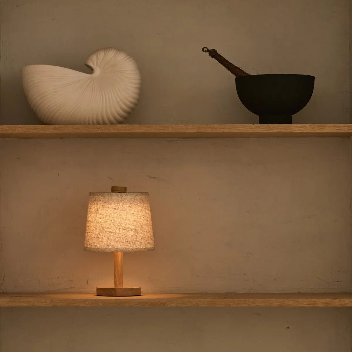 Lampe rechargeable en bois marron clair Rover | Sans fil, à intensité variable avec abat-jour en tissu