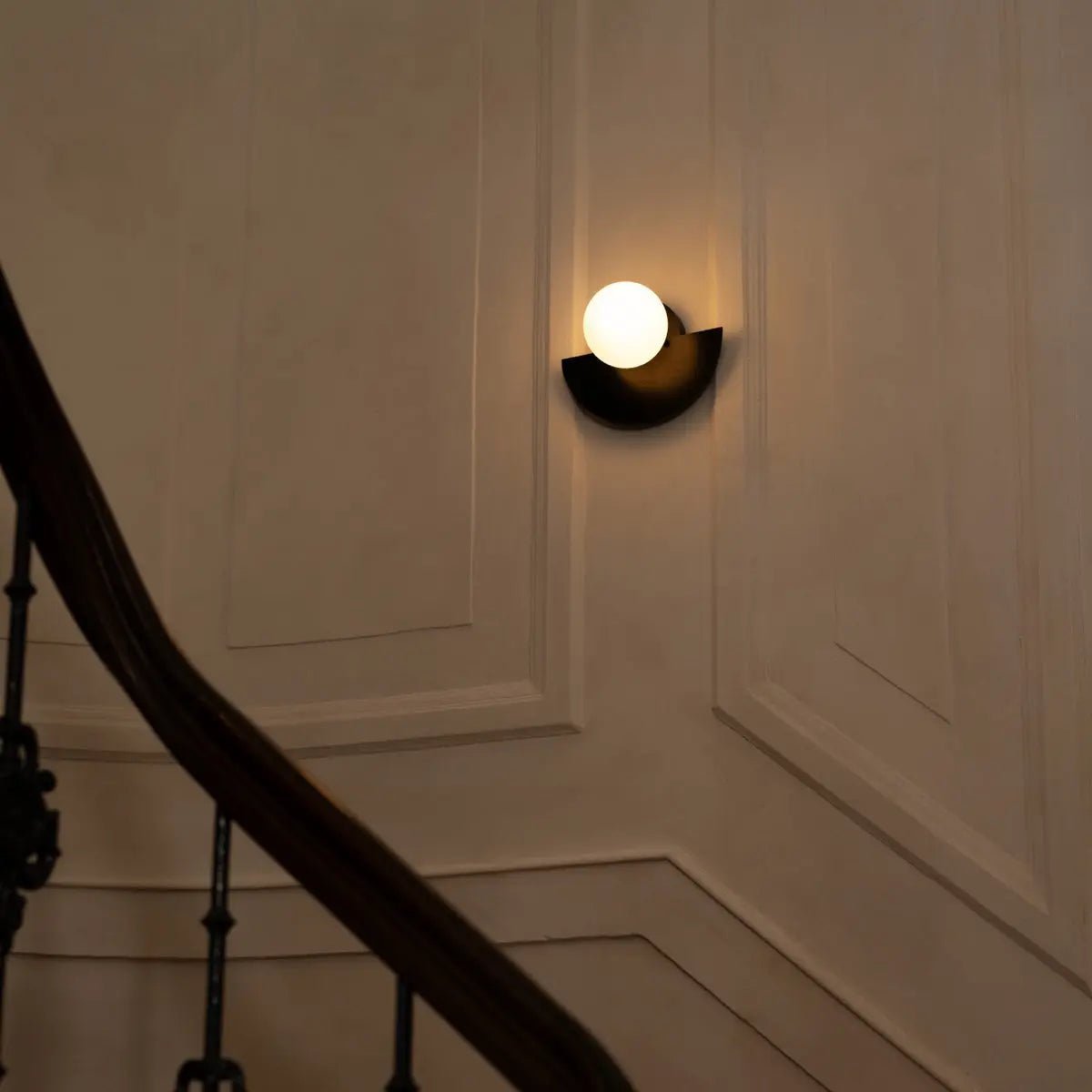 Applique murale sans fil noire Kane – Lampe rechargeable en bois et verre