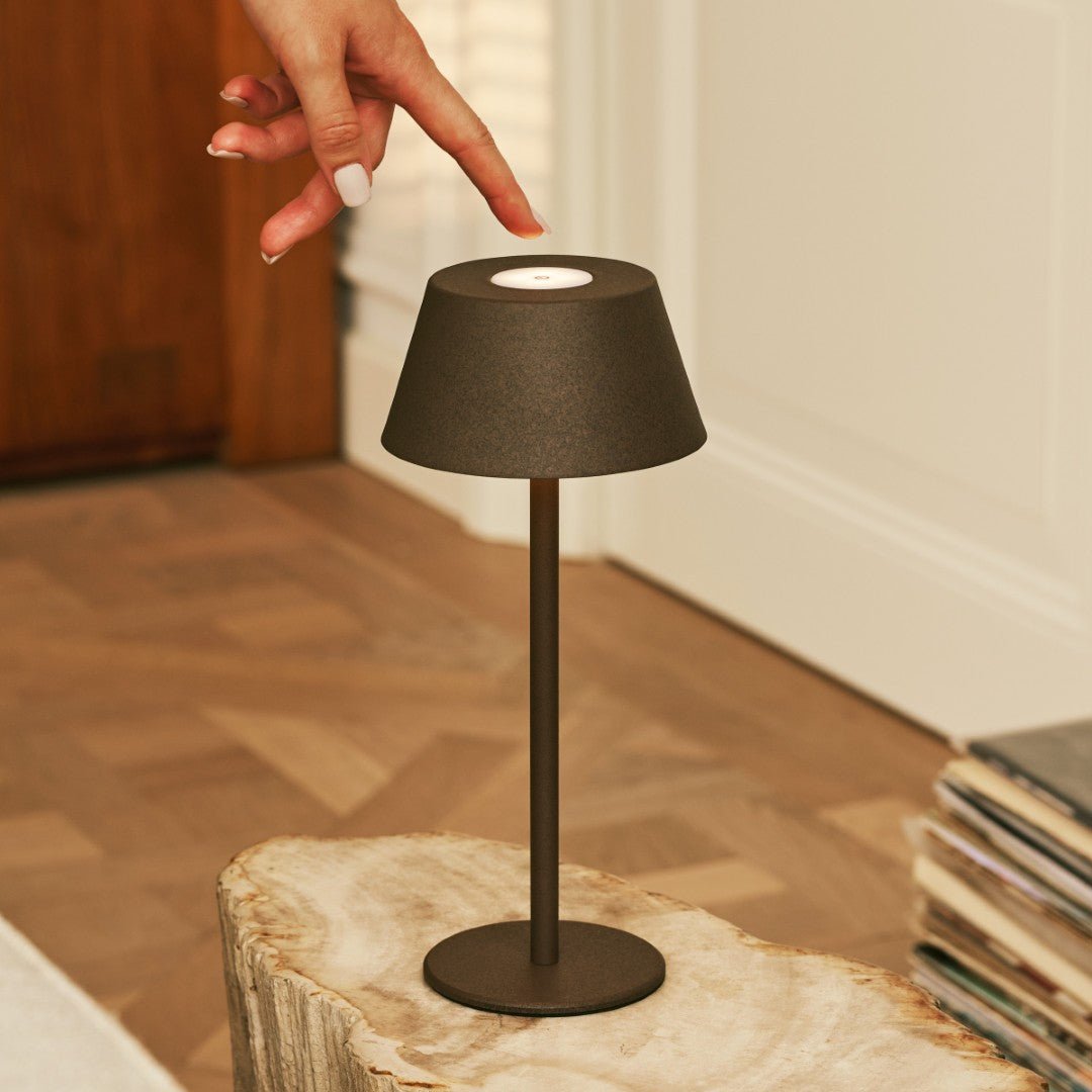 Milou Mocha Brown - lampe de table sans câble l moderne, design et 3 modes légers