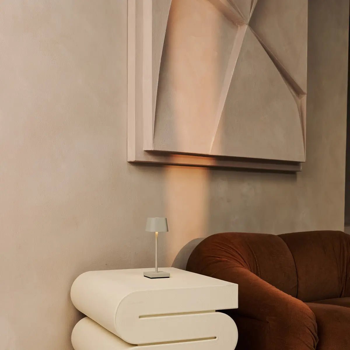 Professional Combi Set - 4 x Sarphati Mini Shadow Grey Rechargeable Table Lamps for Hospitality &amp; 1 x Amstel Wireless Charging Station with Qi-Technology - perfect for restaurants, hospitality and hotels