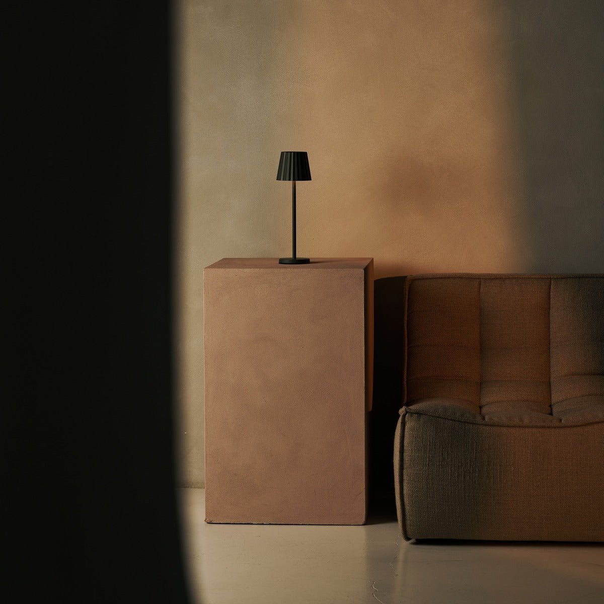 Combi Set Professional - 8 x Maya Olive Green Rechargeable Table Lampes et 1 X Station centrale Station de charge sans fil avec Qi-Technology - Parfait pour les restaurants, l'hospitalité et les hôtels