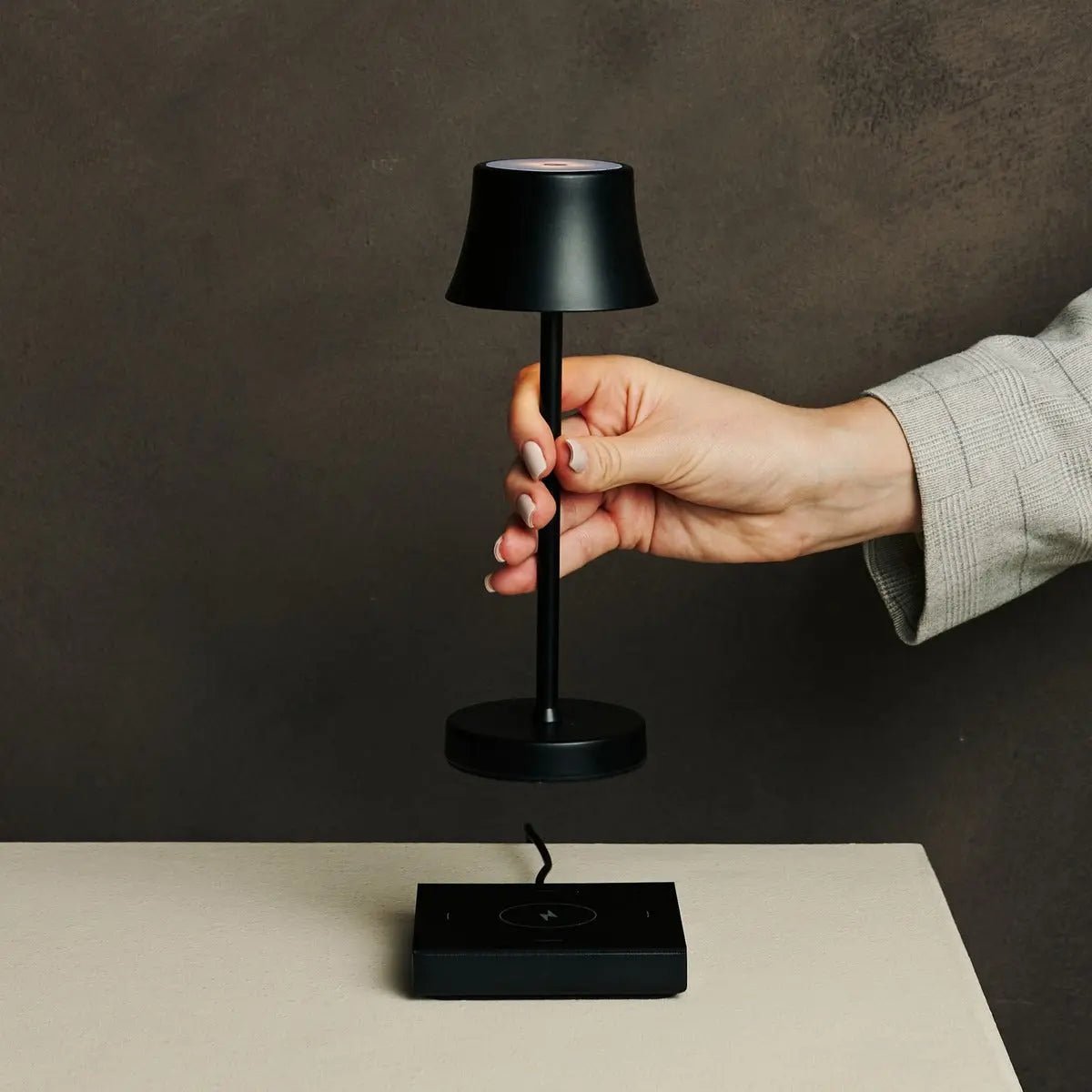 De Pijp Mini Midnight Black Rechargeable Table Lampe - Charge sans fil, lampe dimmable et 3 couleurs claires
