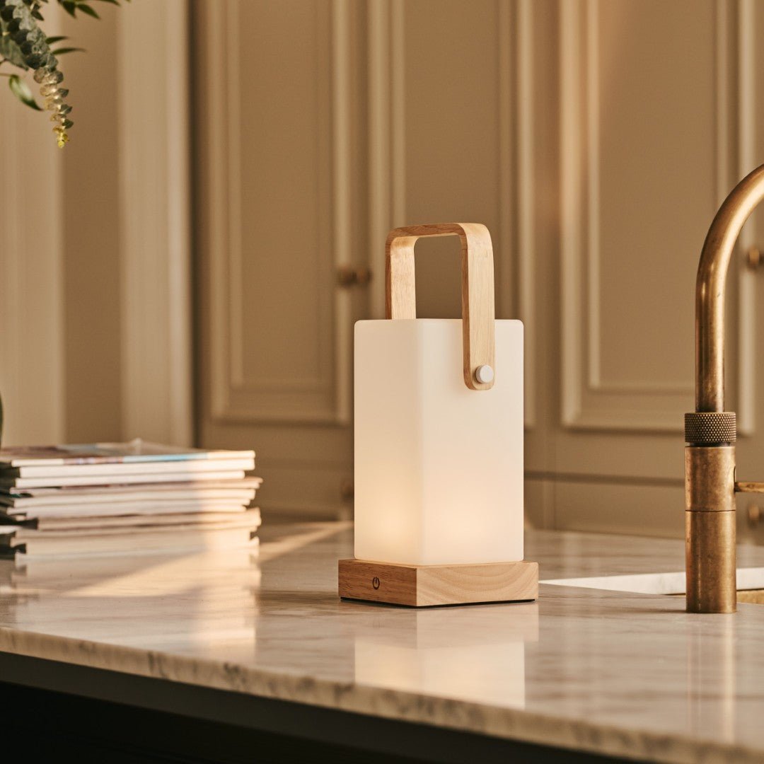 Lampe en bois marron clair Harper – Lampe de table rechargeable sans fil avec poignée