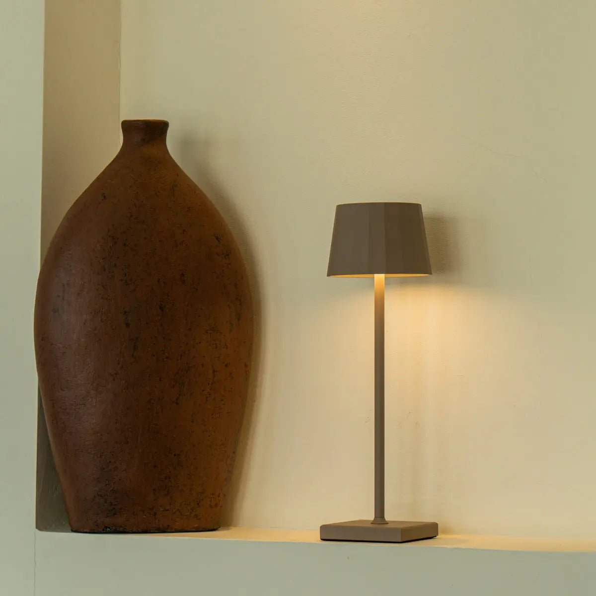 Lampe de table rechargeable en fer William Koala Brown – Intensité variable, chargement USB-C, autonomie de 120 heures