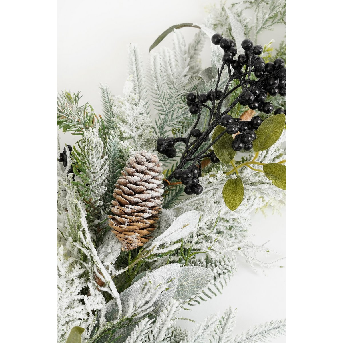Vesper Garland with pine cones - L180 x W15 x H10 cm - green, black