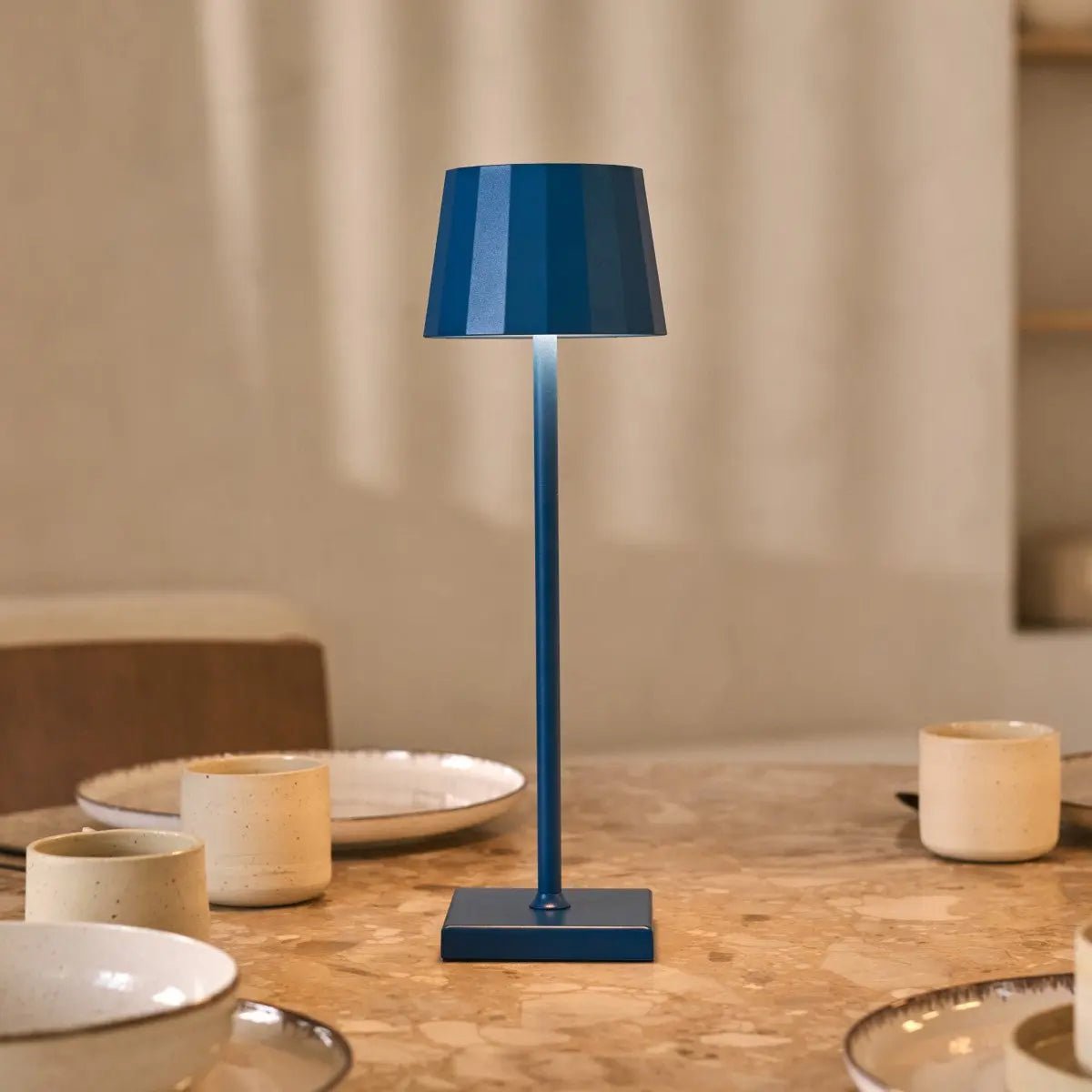 Wouter Delftware Blue Rechargeable Table Lampe - Charge sans fil, Dimmable, durée de vie de la batterie de 120 heures