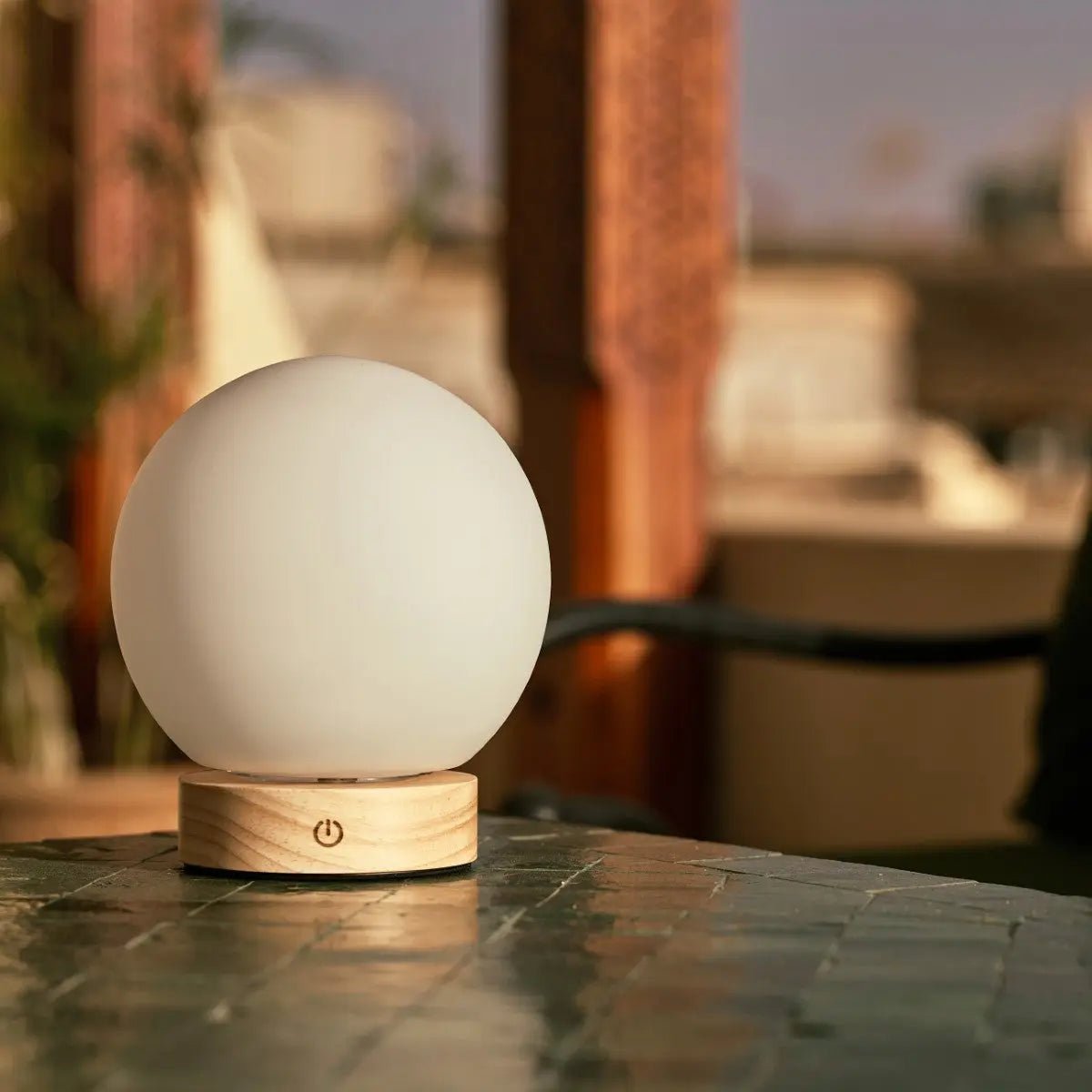 Lampe en bois brun clair avec une ampoule en verre - Light sans fil rechargeable et dimmable