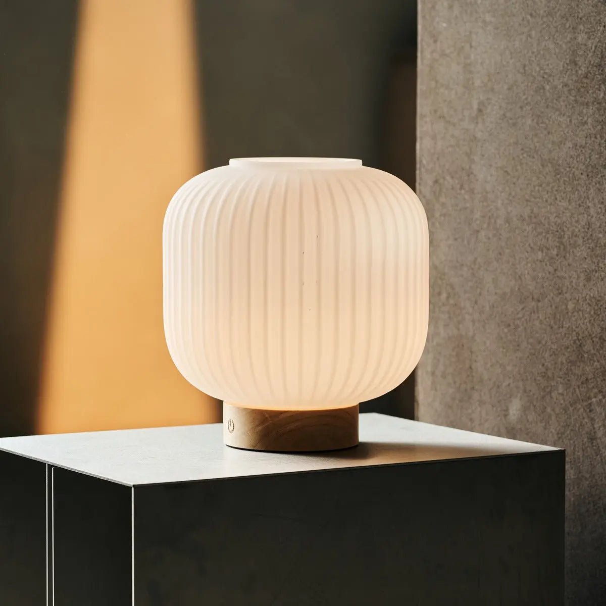 Lyla Lampe rechargeable unique - Verre givrée et base en bois, dimmable, 3 modes lumineux