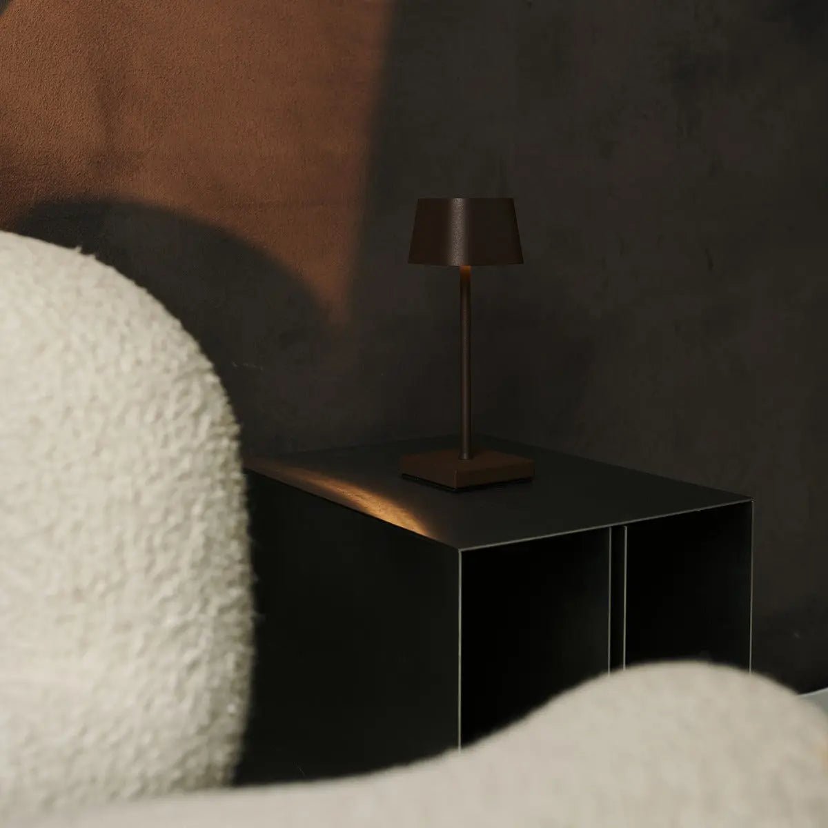 Professional Combi Set - 8 x Sarphati Mini Mocha Brown Rechargeable Table Lamps and 1 x Central Station Wireless Charging Station with Qi-Technology - Perfect for Restaurants, Hospitality and Hotels