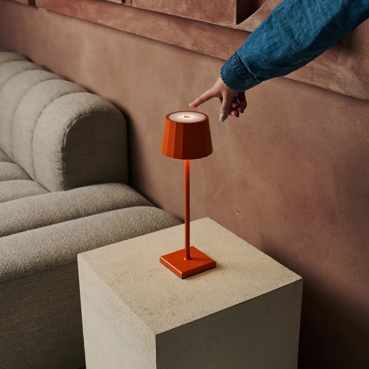 Combi set professionnel - 8 x wouter fleurs de table de table rechargeable orange et 1 x station de charge sans fil avec Qi-technologie - parfait pour les restaurants, l'hospitalité et les hôtels