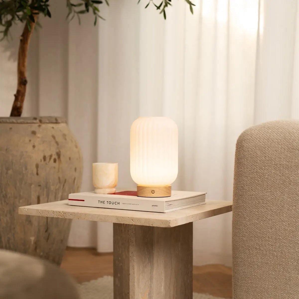 Lampe rechargeable unique Lilly – Verre dépoli et base en bois, intensité variable, 3 modes d'éclairage