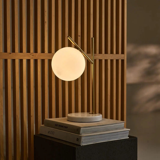 Lampe en marbre Madison avec globe en verre dépoli – Lampe de table élégante