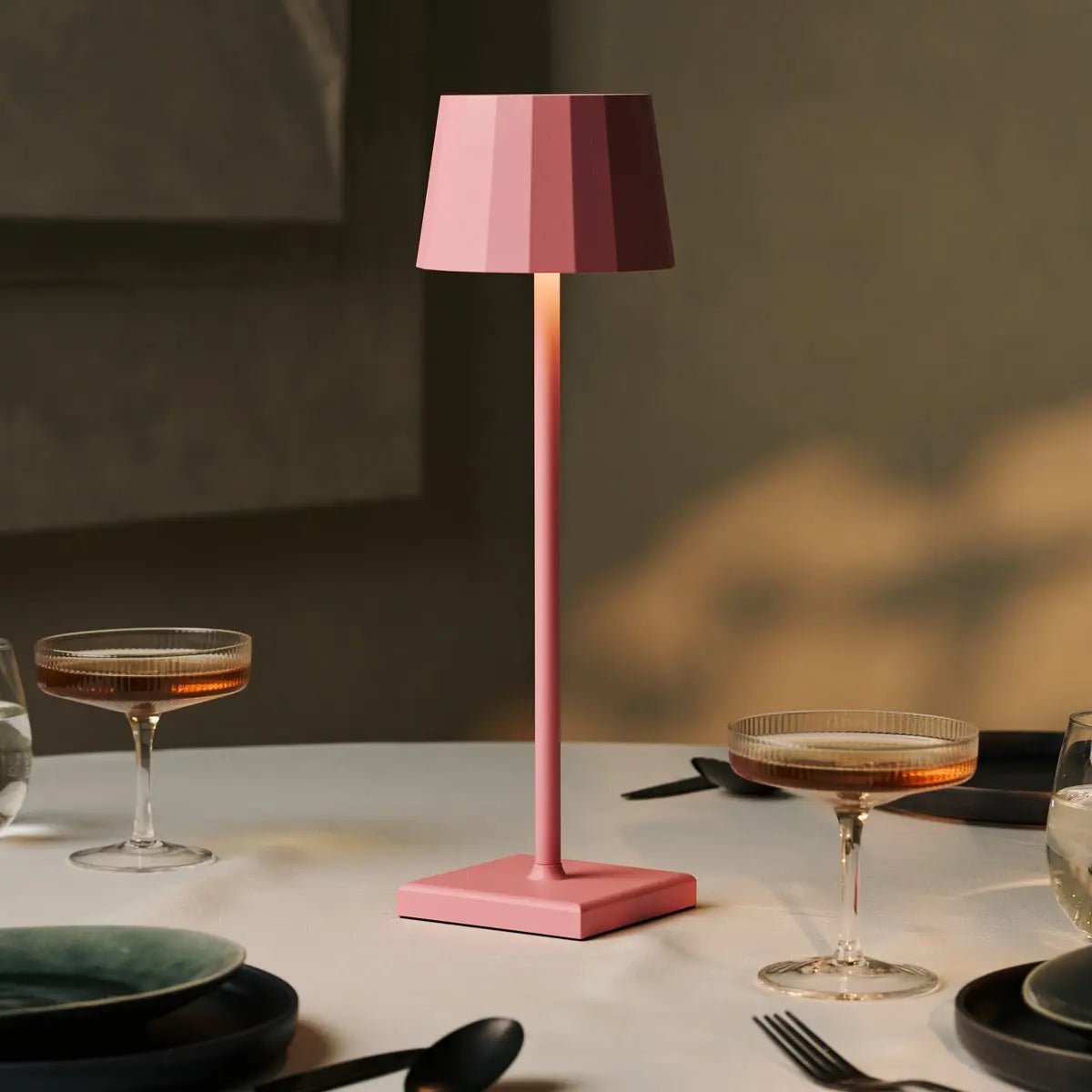 Combi set professionnel - 4 x wouter flamingo rose rechargeable lampes de table et 1 x poste de charge sans fil Amstel avec Qi-Technology - parfait pour les restaurants, l'hospitalité et les hôtels