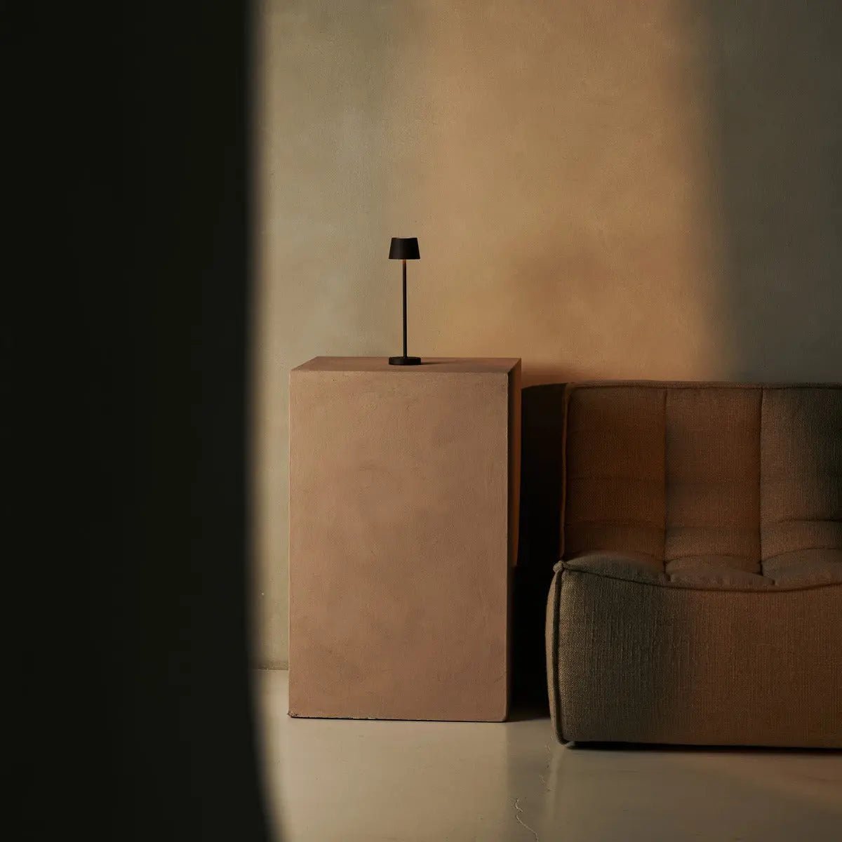 Vondel Mocha Brown Lampe rechargeable et sans fil parfaite pour l'industrie hôtelière - rechargeable sans fil via la station de charge