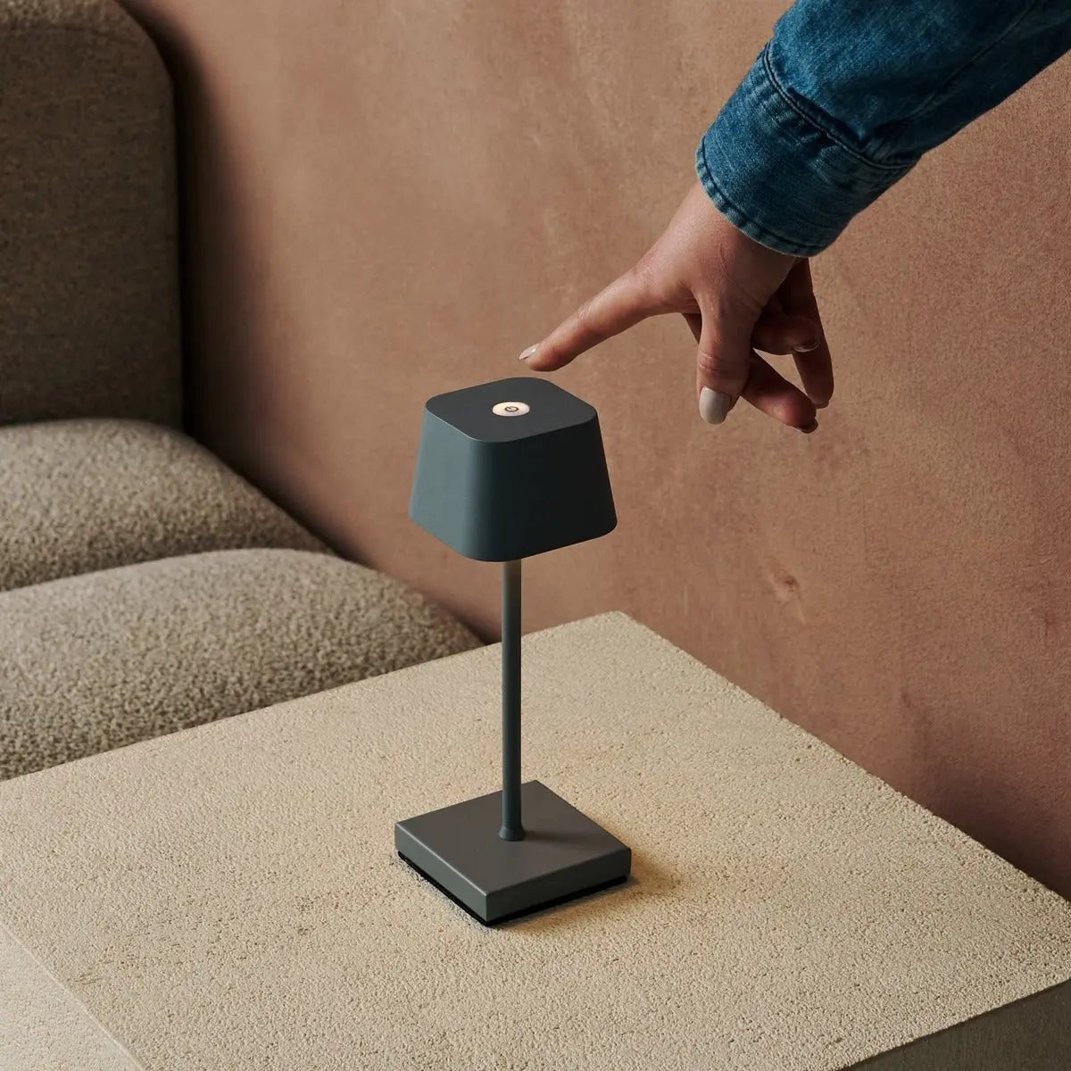 Sarphati Mini Mouse Grey Cordsless Table Lamp Perfection pour l'industrie hôtelière - Rechargeable sans fil via Station de charge, lampe dimmable et 3 modes légers