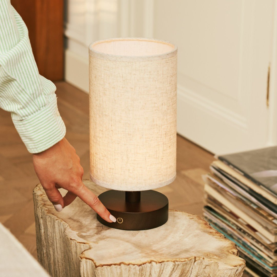 Lampe de table en bois brun foncé Ben - rechargeable, dimmable, USB-C alimenté