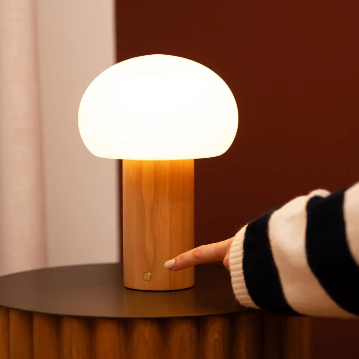 Lampe de table en bois marron clair avec verre et batterie rechargeable | Éclairage dimmable et polyvalent