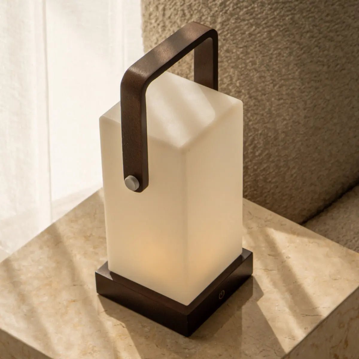 Lampe en bois marron foncé Harper – Lampe de table rechargeable sans fil avec poignée