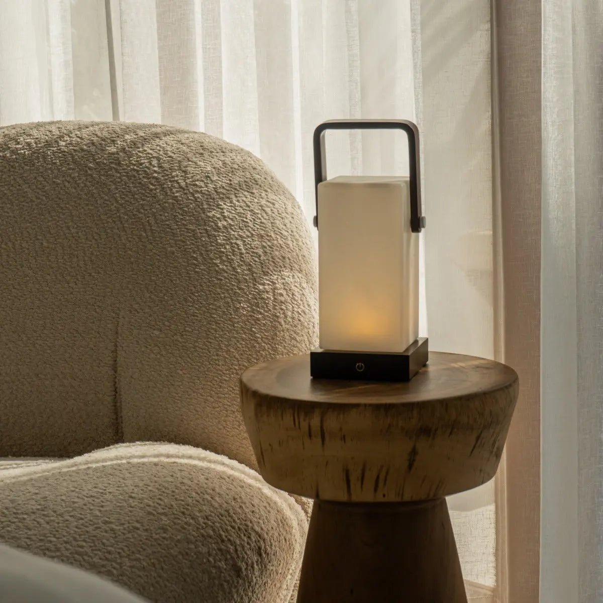 Lampe en bois marron foncé Harper – Lampe de table rechargeable sans fil avec poignée